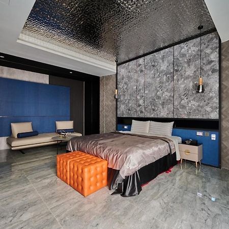 In Night Hotel Тайчжун Екстер'єр фото